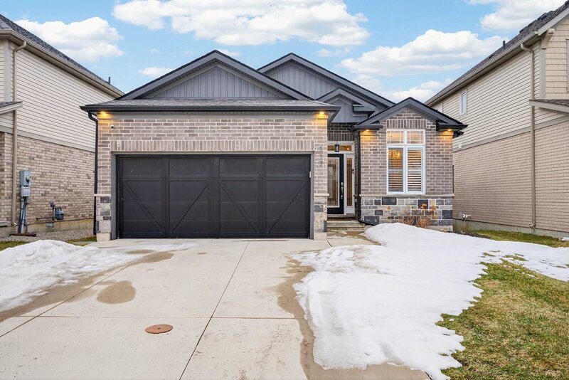 AMAZING FINISHES IN THIS WELLAND BUNGALOW!