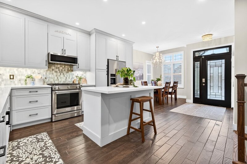 AMAZING FINISHES IN THIS WELLAND BUNGALOW!