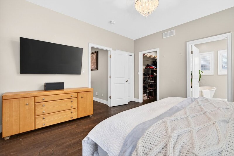 AMAZING FINISHES IN THIS WELLAND BUNGALOW!