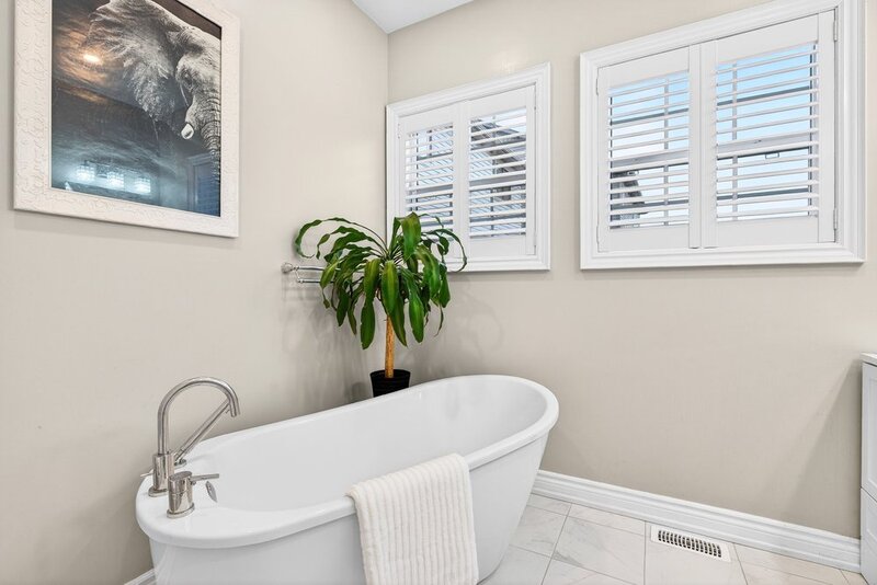 AMAZING FINISHES IN THIS WELLAND BUNGALOW!