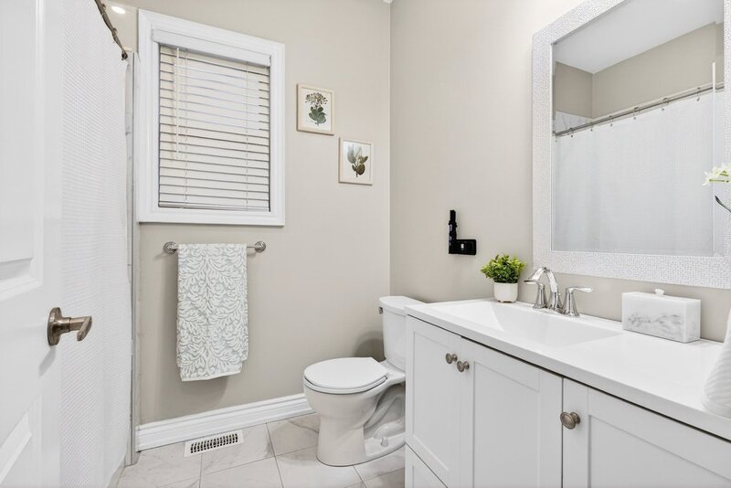 AMAZING FINISHES IN THIS WELLAND BUNGALOW!