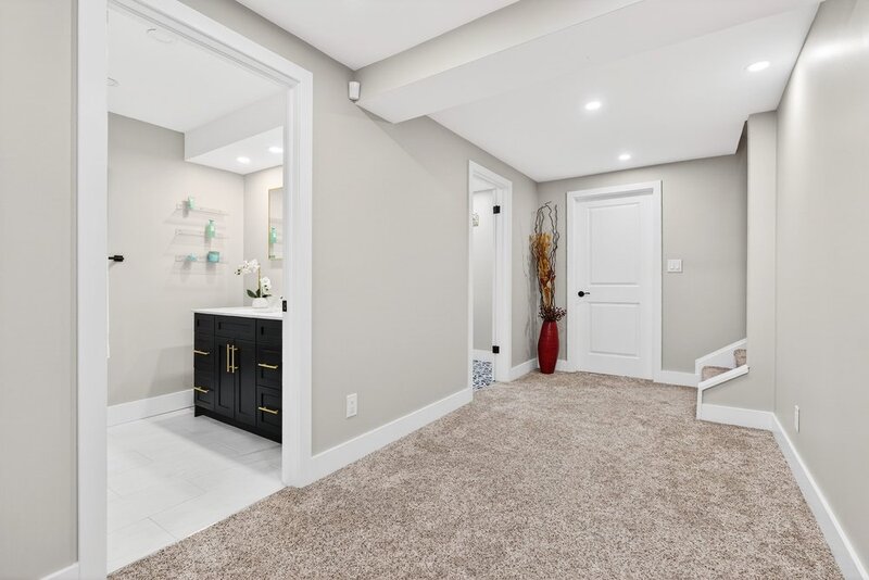 AMAZING FINISHES IN THIS WELLAND BUNGALOW!