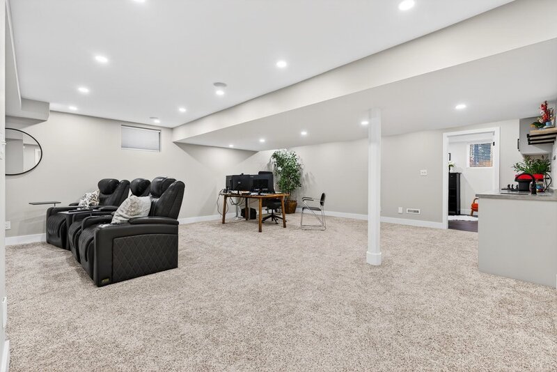 AMAZING FINISHES IN THIS WELLAND BUNGALOW!