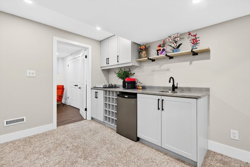 AMAZING FINISHES IN THIS WELLAND BUNGALOW!