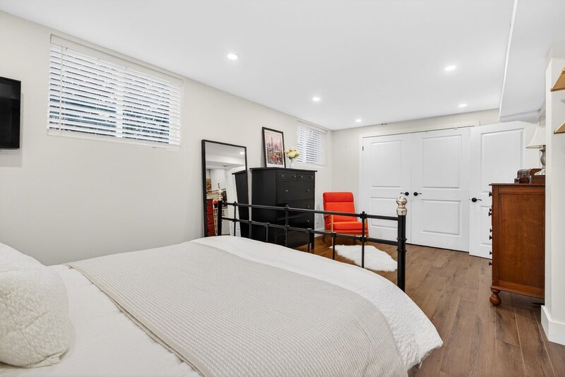 AMAZING FINISHES IN THIS WELLAND BUNGALOW!