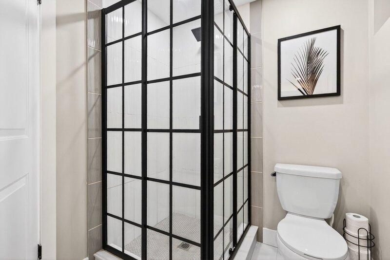 AMAZING FINISHES IN THIS WELLAND BUNGALOW!