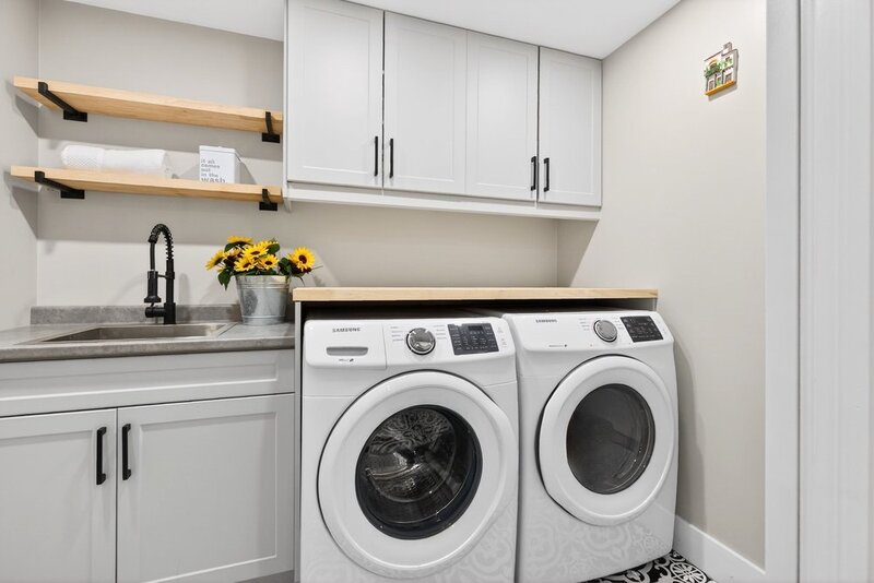 AMAZING FINISHES IN THIS WELLAND BUNGALOW!