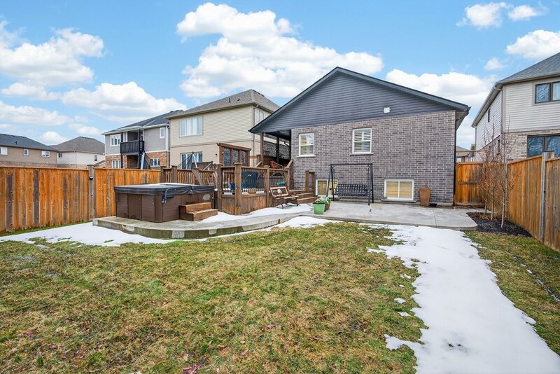 AMAZING FINISHES IN THIS WELLAND BUNGALOW!