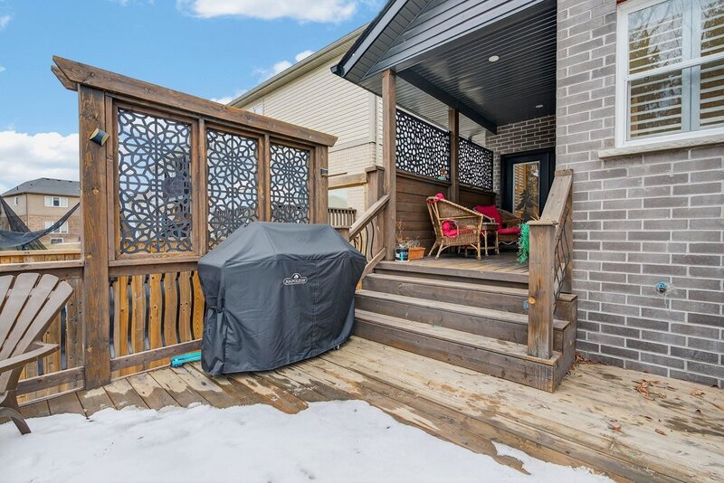 AMAZING FINISHES IN THIS WELLAND BUNGALOW!