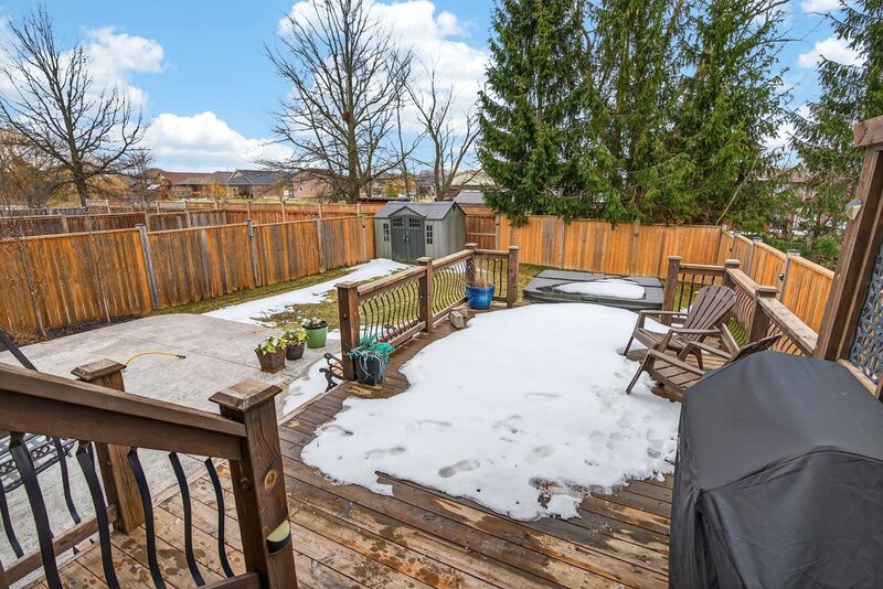 AMAZING FINISHES IN THIS WELLAND BUNGALOW!