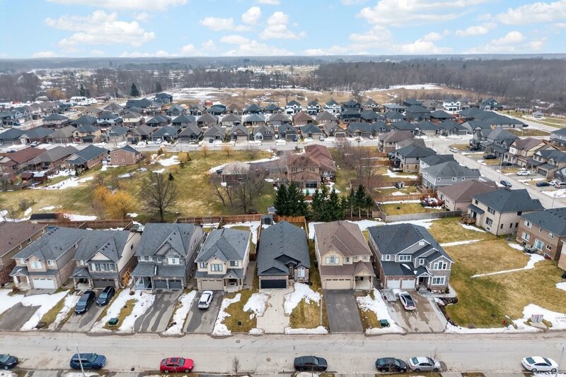 AMAZING FINISHES IN THIS WELLAND BUNGALOW!