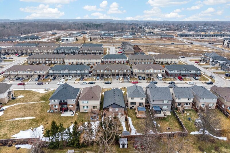 AMAZING FINISHES IN THIS WELLAND BUNGALOW!