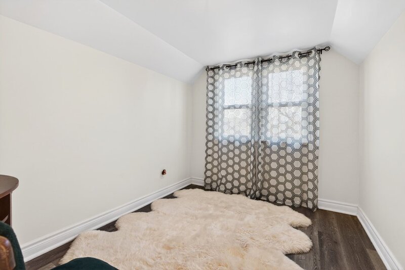 BEAUTIFULLY UPDATED HOME IN THE HEART OF EAST HAMILTON!