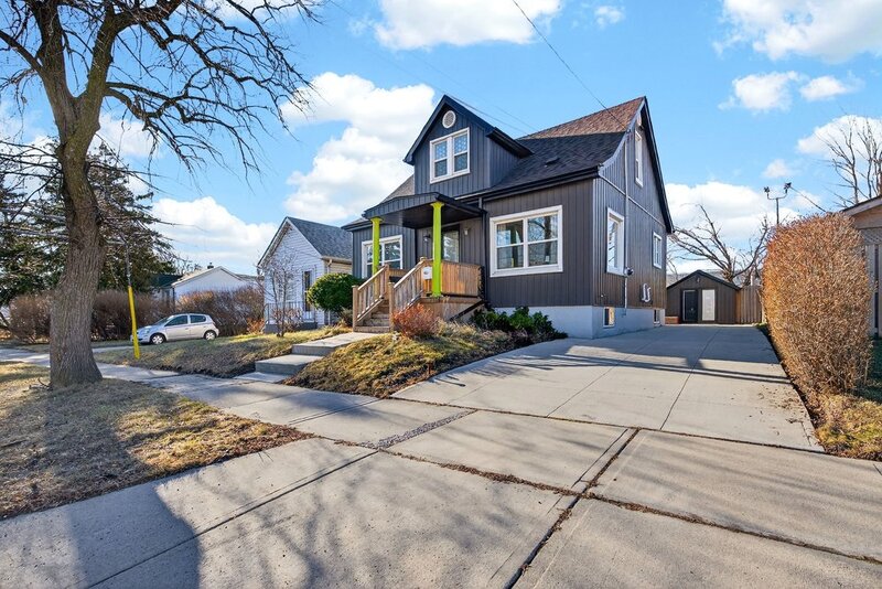 BEAUTIFULLY UPDATED HOME IN THE HEART OF EAST HAMILTON!