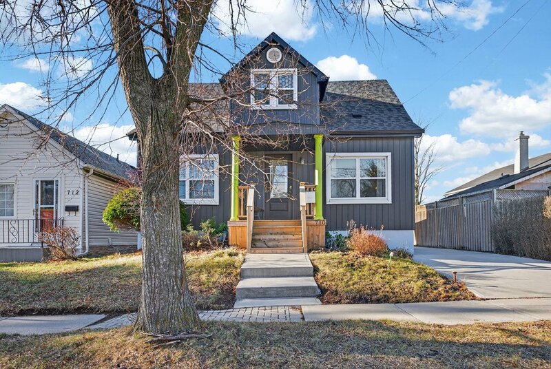 BEAUTIFULLY UPDATED HOME IN THE HEART OF EAST HAMILTON!