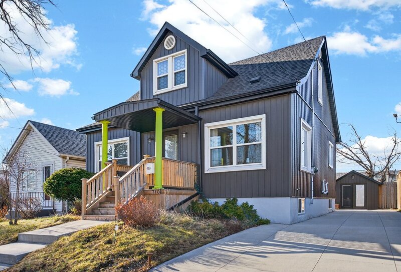 BEAUTIFULLY UPDATED HOME IN THE HEART OF EAST HAMILTON!