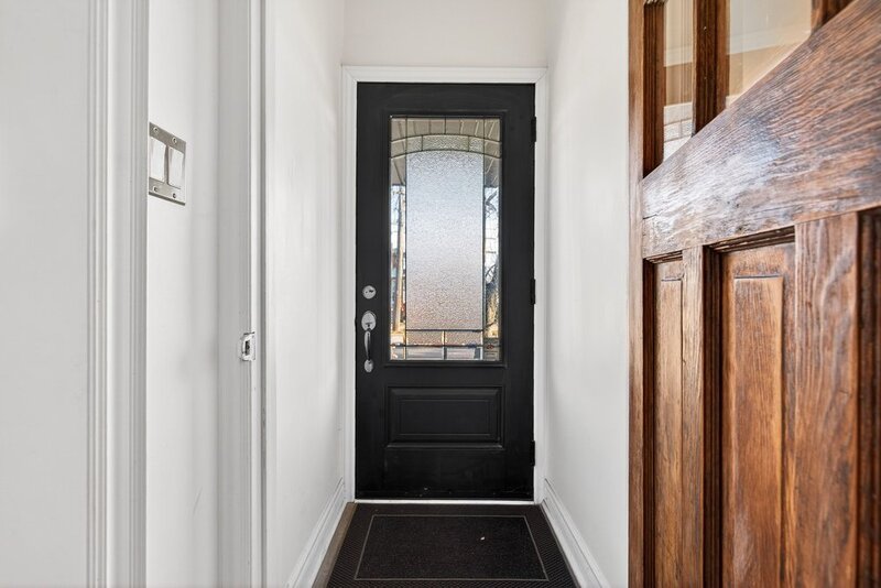 BEAUTIFULLY UPDATED HOME IN THE HEART OF EAST HAMILTON!