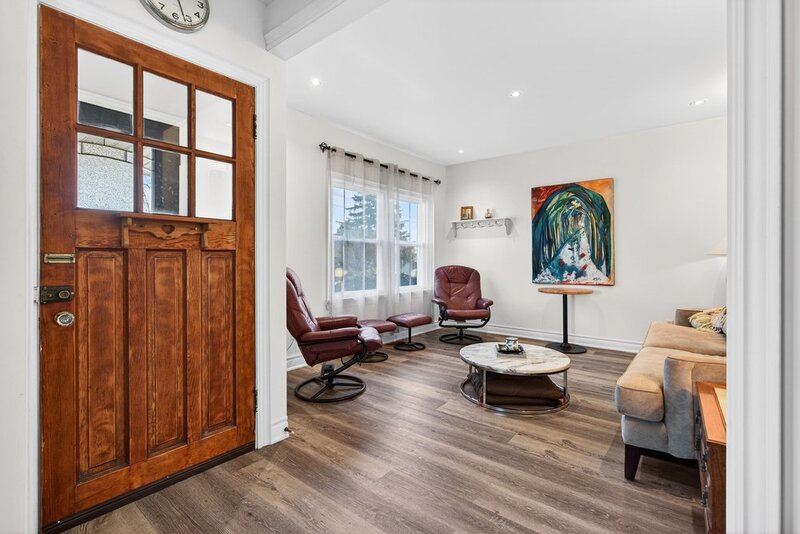 BEAUTIFULLY UPDATED HOME IN THE HEART OF EAST HAMILTON!