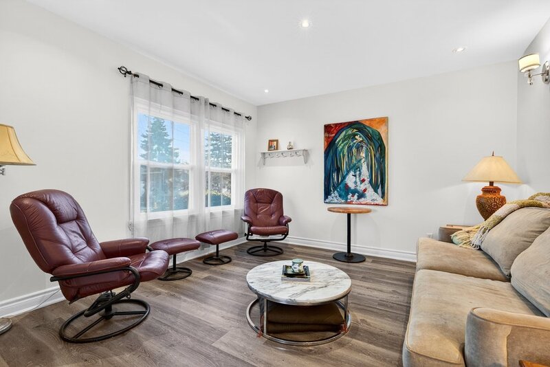 BEAUTIFULLY UPDATED HOME IN THE HEART OF EAST HAMILTON!