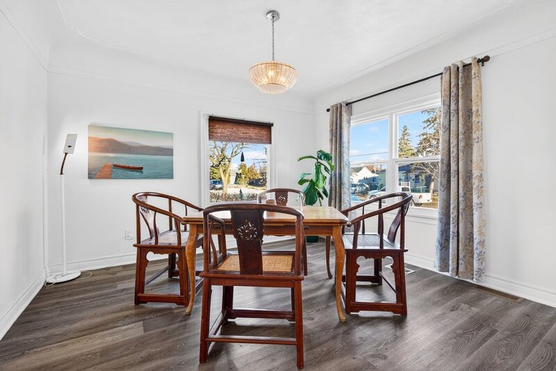 BEAUTIFULLY UPDATED HOME IN THE HEART OF EAST HAMILTON!