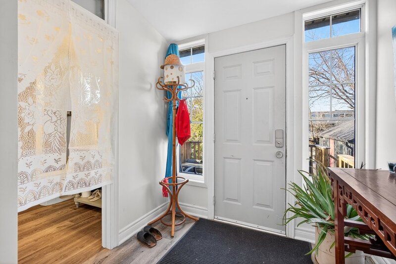 BEAUTIFULLY UPDATED HOME IN THE HEART OF EAST HAMILTON!