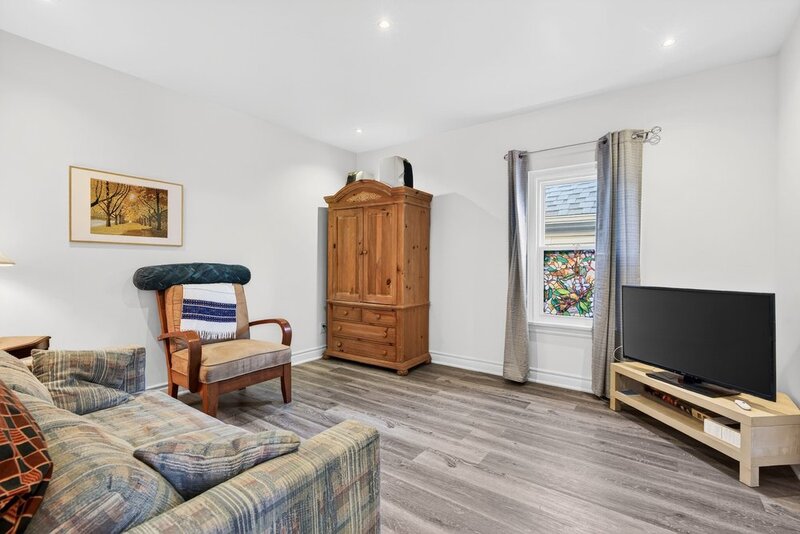 BEAUTIFULLY UPDATED HOME IN THE HEART OF EAST HAMILTON!