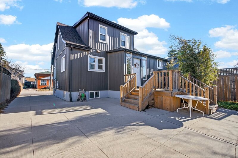 BEAUTIFULLY UPDATED HOME IN THE HEART OF EAST HAMILTON!