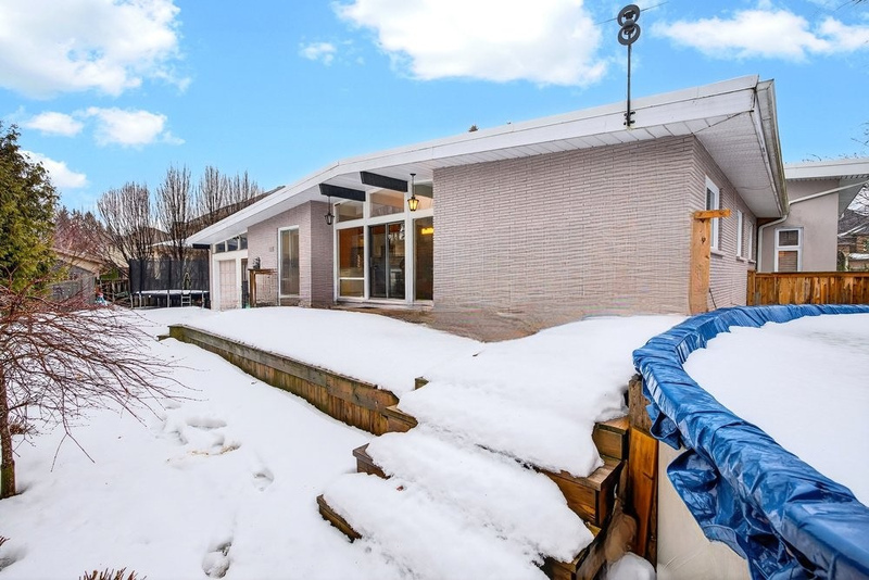ONE OF A KIND BUNGALOW IN WELLAND!