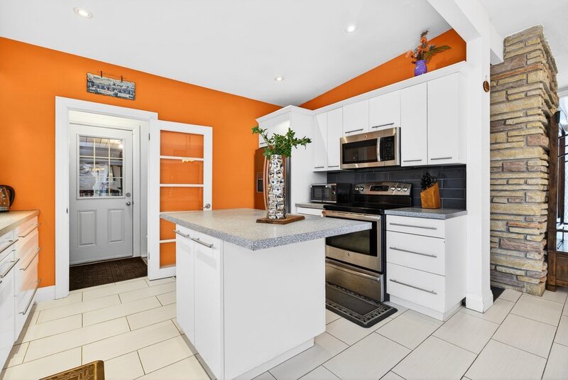 ONE OF A KIND BUNGALOW IN WELLAND!