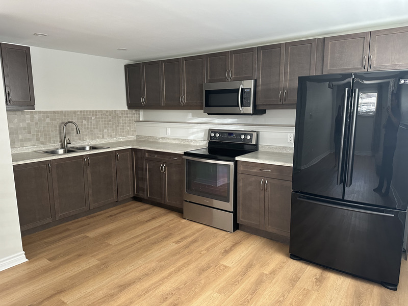 WELL MAINTAINED LOWER LEVEL SUITE ON A QUIET COURT