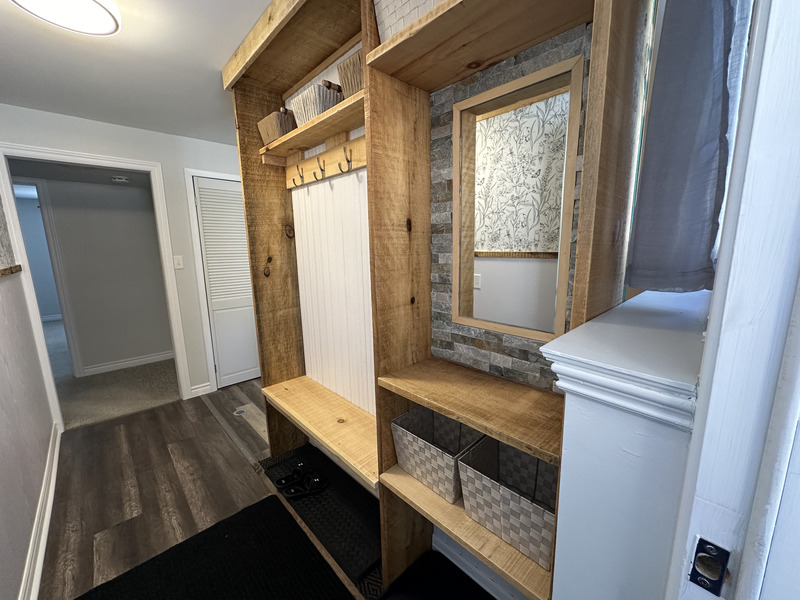 WELL MAINTAINED LOWER LEVEL SUITE ON A QUIET COURT