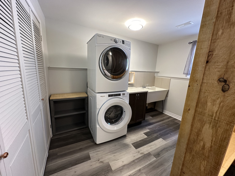 WELL MAINTAINED LOWER LEVEL SUITE ON A QUIET COURT