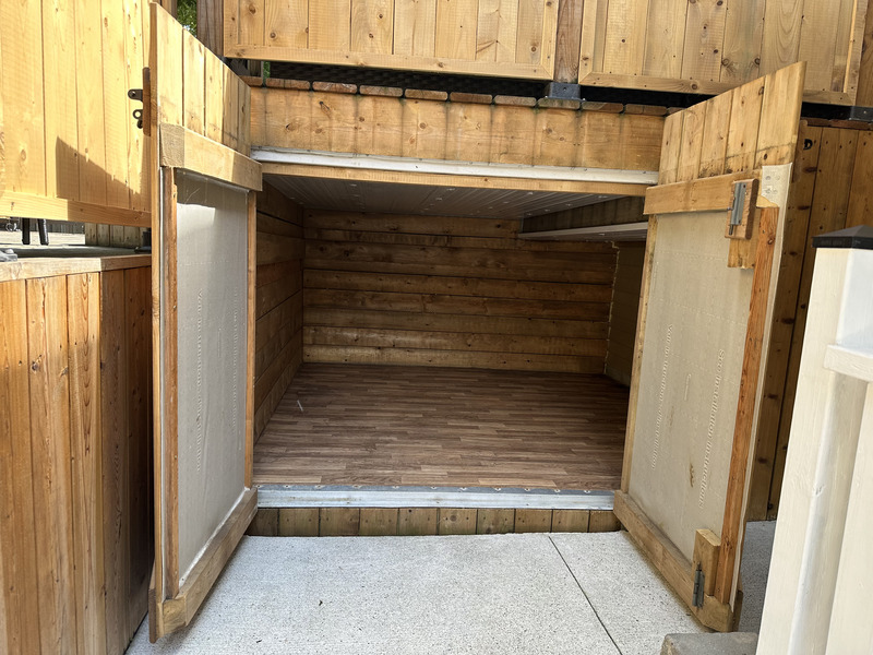 WELL MAINTAINED LOWER LEVEL SUITE ON A QUIET COURT