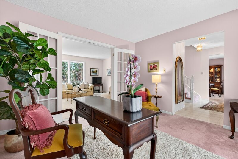 WONDERFUL FAMILY HOME IN GREAT GRIMSBY LOCATION!