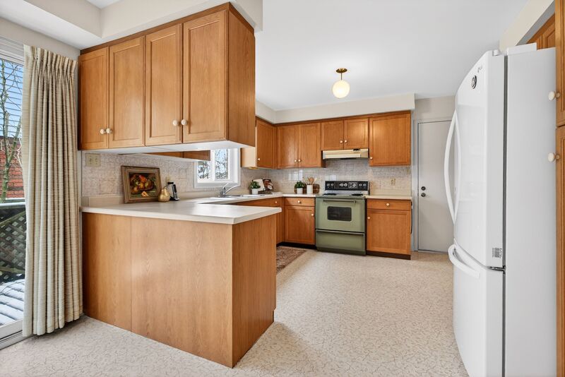 WONDERFUL FAMILY HOME IN GREAT GRIMSBY LOCATION!