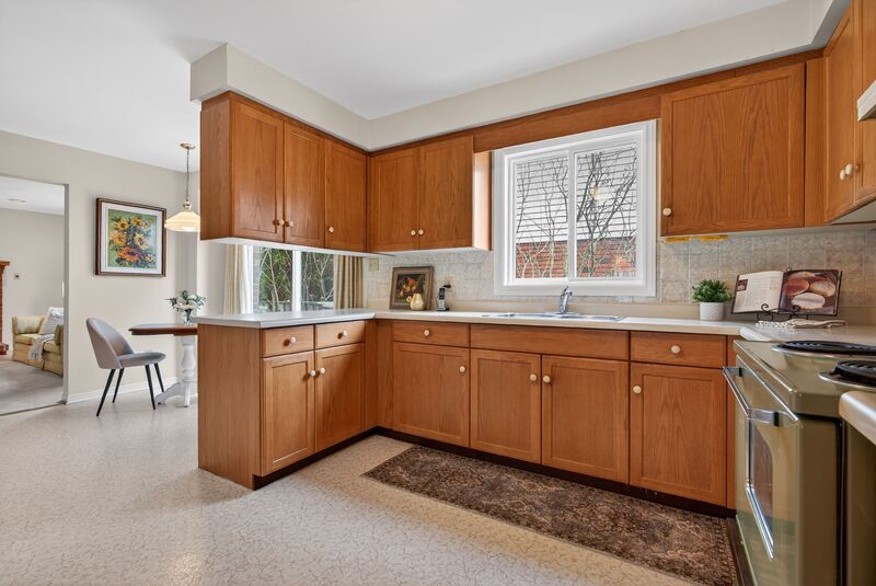 WONDERFUL FAMILY HOME IN GREAT GRIMSBY LOCATION!