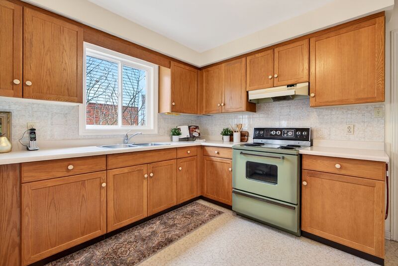 WONDERFUL FAMILY HOME IN GREAT GRIMSBY LOCATION!