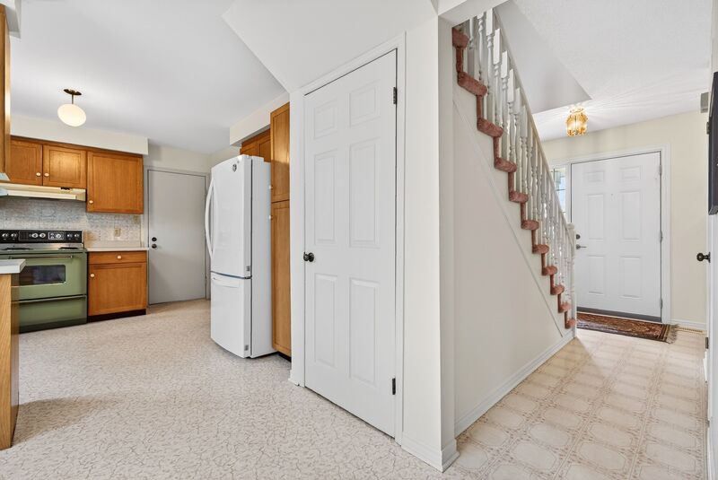 WONDERFUL FAMILY HOME IN GREAT GRIMSBY LOCATION!