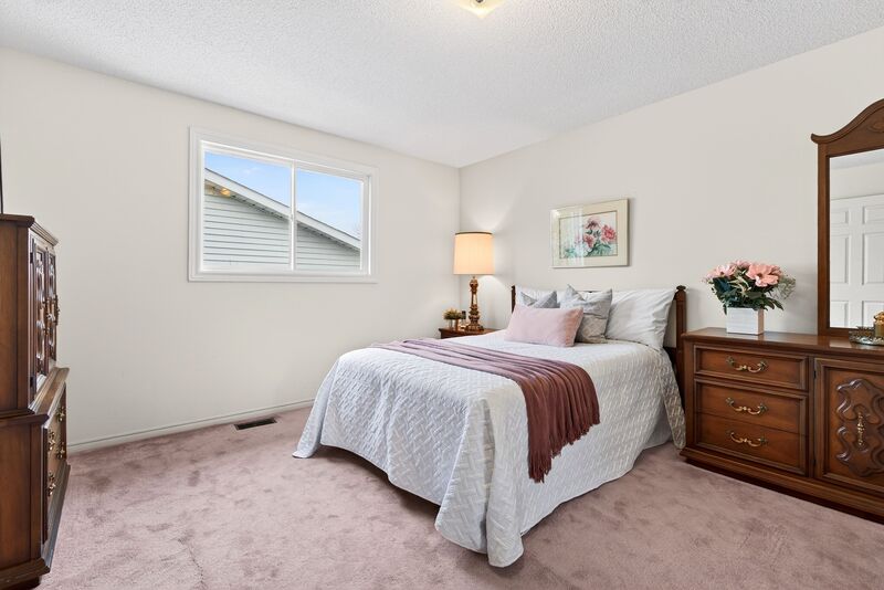 WONDERFUL FAMILY HOME IN GREAT GRIMSBY LOCATION!