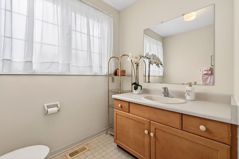 WONDERFUL FAMILY HOME IN GREAT GRIMSBY LOCATION!