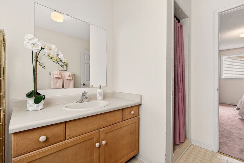 WONDERFUL FAMILY HOME IN GREAT GRIMSBY LOCATION!