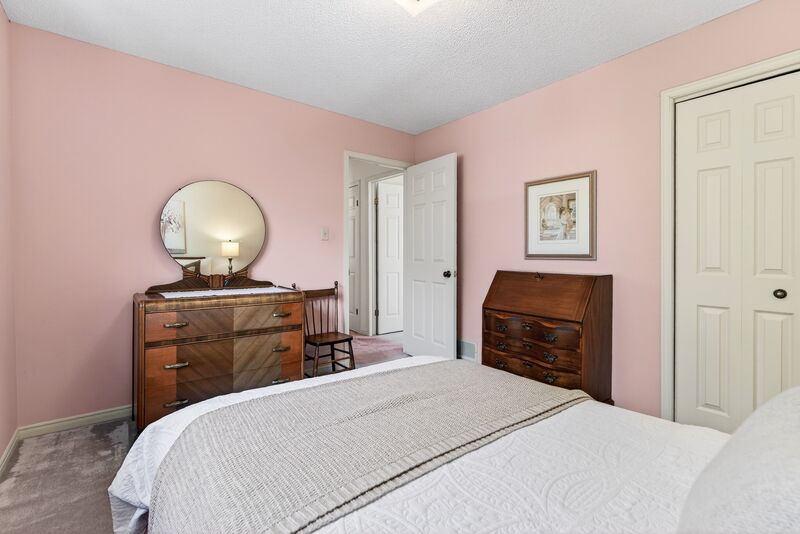 WONDERFUL FAMILY HOME IN GREAT GRIMSBY LOCATION!