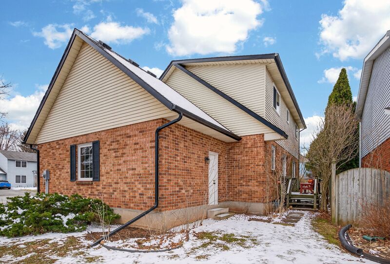 WONDERFUL FAMILY HOME IN GREAT GRIMSBY LOCATION!