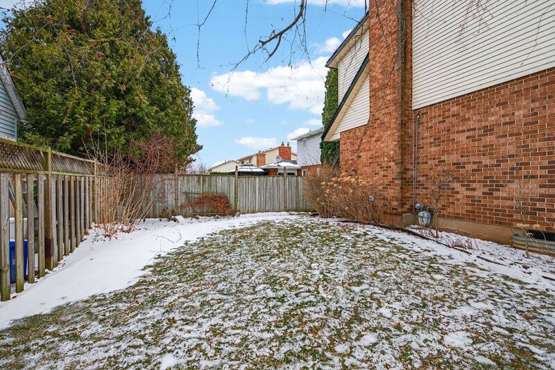 WONDERFUL FAMILY HOME IN GREAT GRIMSBY LOCATION!