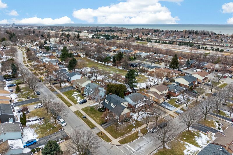 WONDERFUL FAMILY HOME IN GREAT GRIMSBY LOCATION!