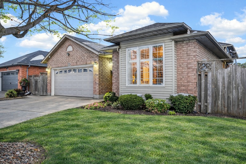 GREAT BACKSPLIT IN QUIET EAST HAMILTON LOCATION!