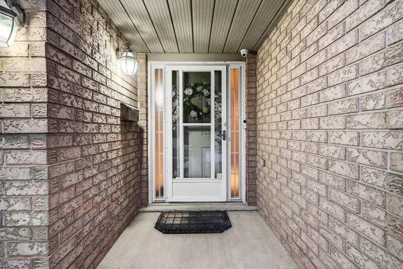 GREAT BACKSPLIT IN QUIET EAST HAMILTON LOCATION!