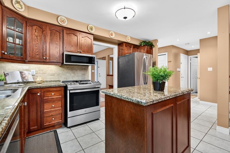 GREAT BACKSPLIT IN QUIET EAST HAMILTON LOCATION!