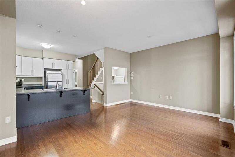 DESIRABLE 2-STRY TWN IN SOUGHT AFTER GRIMSBY ON-THE-LAKE