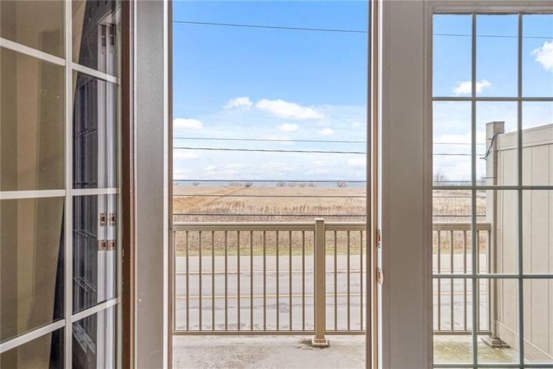 DESIRABLE 2-STRY TWN IN SOUGHT AFTER GRIMSBY ON-THE-LAKE